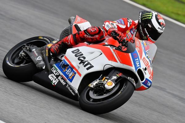 Lorenzo dengan motor Ducati, masih butuh waktu untuk adaptasi. (foto : Autosport)