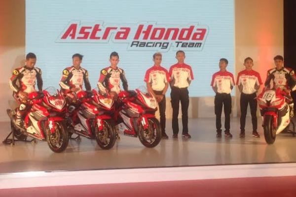Deretan tim pebalap Astra Honda Motor yang akan tampil di tahun 2017. (Foto : adri prima)