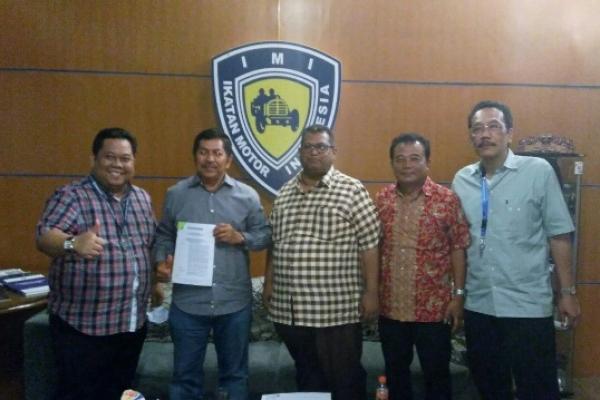 Ketum IMI Kalimantan Timur H Redi Asmara (dua dari kanan) bersama pengurus dan Badan Pengawas PP IMI. (Foto : dok)
