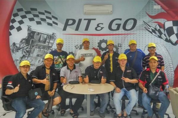 Para personil Pit & Go Ciputat, sekarang menjadi lebih mudah untuk perawatan mobil. (foto : istimewa)