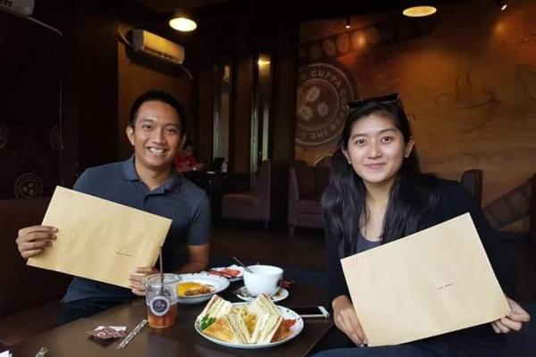 Demas Agil dan Alinka Hardianti menunjukkan kontrak kerjasama dengan Toyota Team Indonesia. (Foto : D Fitra)