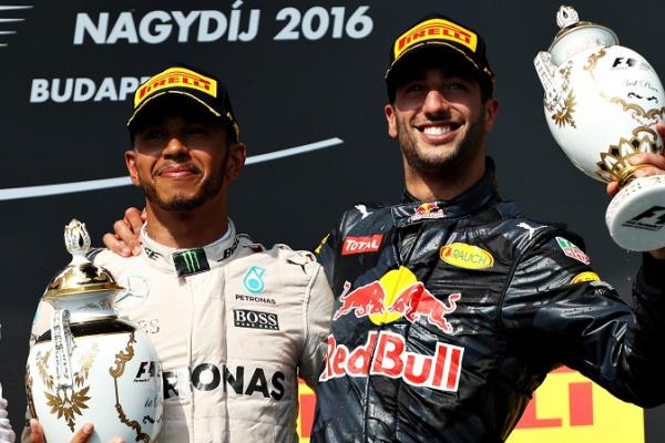 Lewis Hamilton (kiri) dan Ricciardo, siap bersaing di musim F1 2017. (foto : F1)