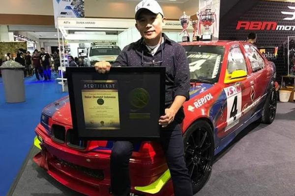 Jimmy Lukita enjoy dengan penghargaan yang baru saja diterimanya. Eksistensinya di dunia balap diakui. (foto : dok pribadi)