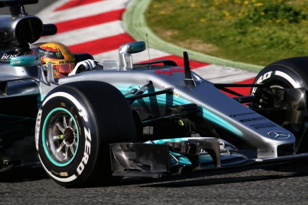 Lewis Hamilton catat waktu tercepat di sesi tes F1 Catalunya, hari pertama