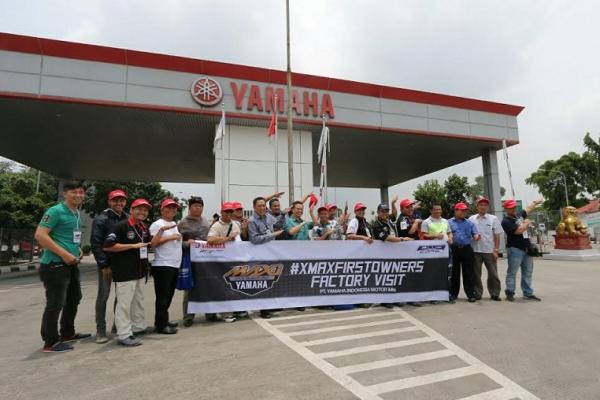 M Abidin (tengah) menemani XMaxFirstOwners mengunjungi pabrik Yamaha di Pulogadung. (foto : YIMM)