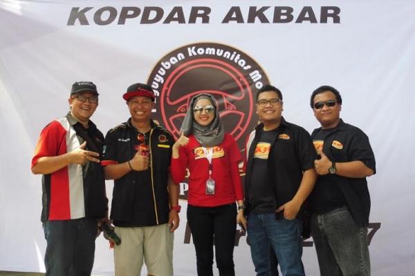 Para komunitas mobil Bekasi adakan kegiatan di POSH Bekasi. (foto : ria afriliani)