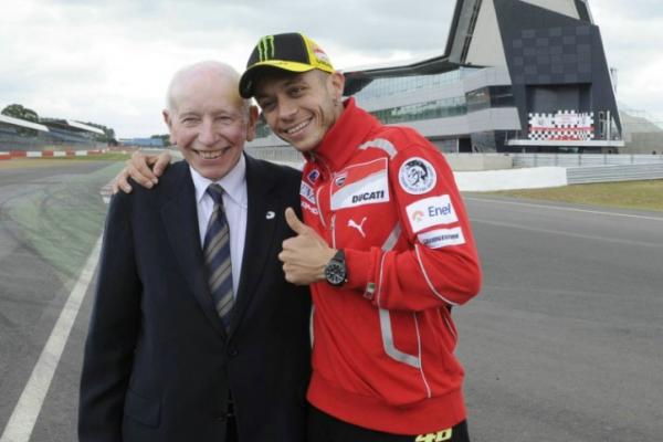 Momen kebersamaan Valentino Rossi dengan John Surtees (kiri)