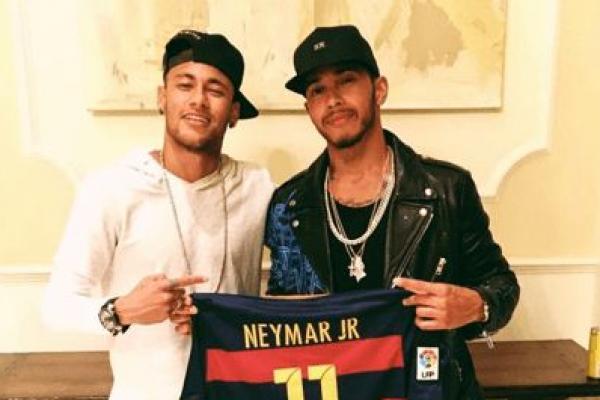 Lewis Hamilton (kanan) bersama bintang Barcelona Neymar Jr
