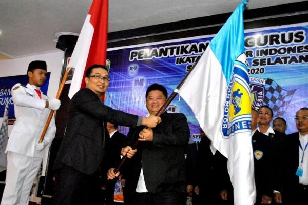 Augie Bunyamin Yahya dilantik sebagai ketua umum Pengprov IMI Sumatera Selatan oleh Sadikin Aksa. (foto : BangVe)