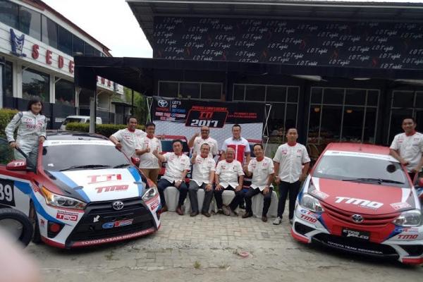Skuad lengkap para pebalap Toyota Team Indonesia di ajang slalom dan balap turing 2017. (foto : budsan)