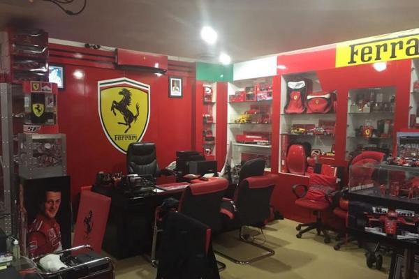 Ruangan bernuansa serba Ferrari dengan gambar Michael Schumacher dan ratusan diecast mobil Ferrari jadi koleksi Augie Bunyamin. (foto : BangVe)