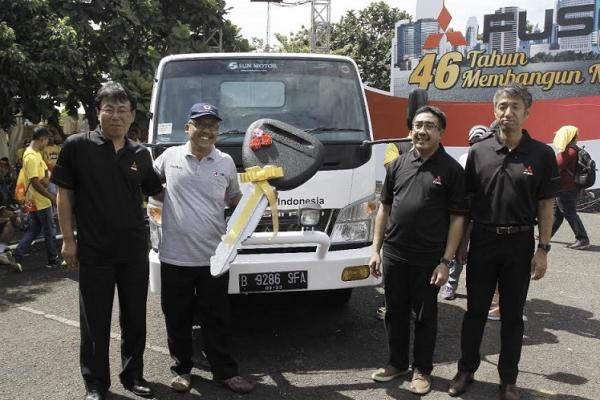 Para petinggi PT Kramayudha Tiga Berlian Motor rayakan 1 juta Colt Diesel produk Mitsubishi di TMII, Jaktim. (foto : ktb)
