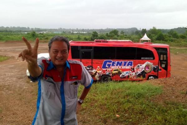 Tjahyadi Gunawan dengan bus kamar hitung Genta Auto & Sport. Anti hujan dan pake genset. (foto : budsan)