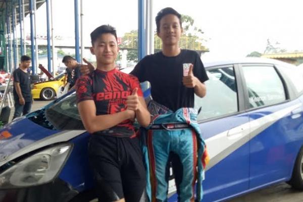 Keanon Santoso (kiri) dan Gezha Sudirman, pengalaman pertama di balap mobil Sentul. (budsan)