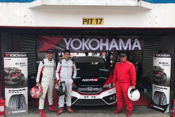Yulianto Adi (kiri), Ahmad Avila dan M Noor, akan berjuang pada race day hari Minggu (26/3) di Sentul International Circuit, Bogor. (foto : Jakartaracingcom)