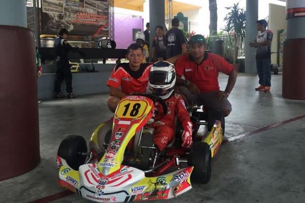 Daffa AB didampingi 2 mekanik setianya menjelang start event Rok Cup Asia di Singapura. (foto : Endro)