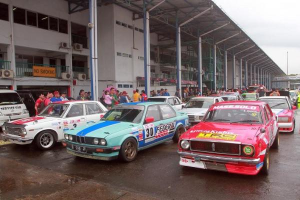 10 Tahun kiprah mobil retro di balap mobil Sentul. Makin eksis dan digemari. (foto : budsan)