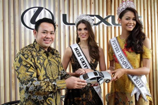 Miss Universe asal Perancis, Iris Mittenaire (tengah) menjadi bintang tamu Lexus Indonesia. (foto : Tyta) 