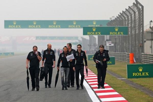 Para pejabat F1 melakukan inspeksi ke sirkuit Shanghai, China terkait hujan lebat yang mengganggu sesi free practice. (foto : F1) 