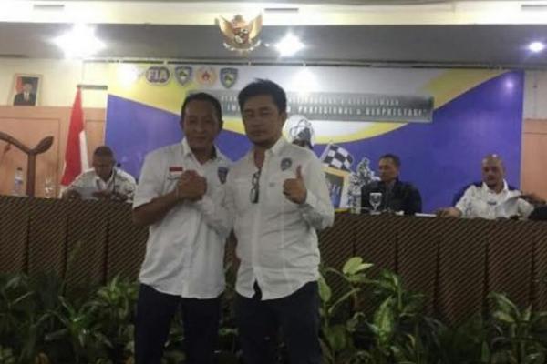 Yuliansyah (kiri) dan Iwan Kurniawan, melakukan salam komando. Kompak memajukan IMI Kalimantan Barat. (foto : ardani)