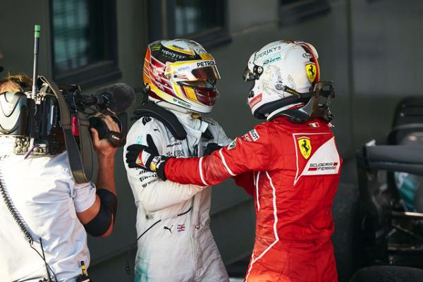 Lewis Hamilton (Mercedes) dan Sebastian Vettel (Ferrari) saling ucapkan selamat usai balapan GP China (ist)