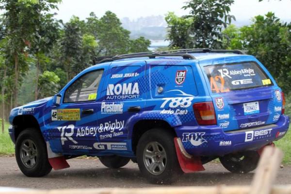 Julian Johan dari tim Abbey and Rigby Racing Team sukses menjuarai kelas J di Seri 1 Kejurnas Sprint Rally 2017