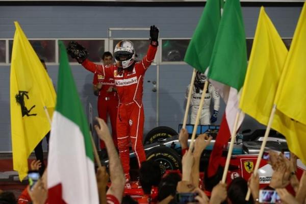 Sebastian Vettel dielu-elukan penggemarnya saat memenangi GP Bahrain 2017. (foto : F1)