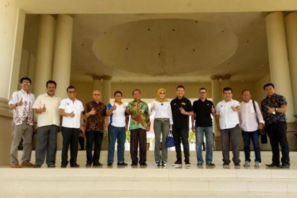Perwakilan PP IMI dan Pengprov IMI Sumatera Selatan mejeng dulu di kantor Kabupaten Ogan Ilir, Sumsel. (foto : ist)