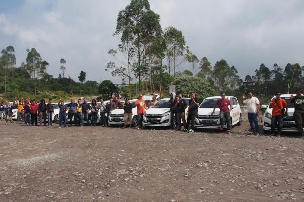 Para Sahabat Jurnalis bersiap melakukan Daihatsu Media Test bersama All New Daihatsu Ayla. (foto : ADM)
