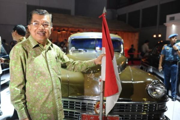 Wapres HM Jusuf Kalla saat berfoto dengan mobil Presiden Soekarno di salah satu booth IIMS 2016. (foto : ist)