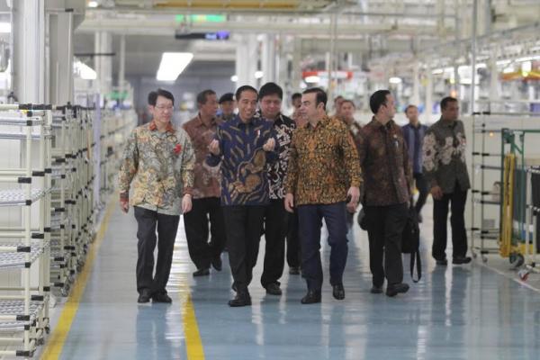Presiden Jokowi bersama Board of Director Mitsubishi sedang meninjau pabrik baru Mitsubishi Indonesia. (foto : adri prima) 