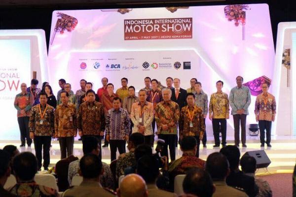 Wapres HM Jusuf Kalla berfoto bersama dengan panitia dan tamu VIP lainnya. (foto : budsan)