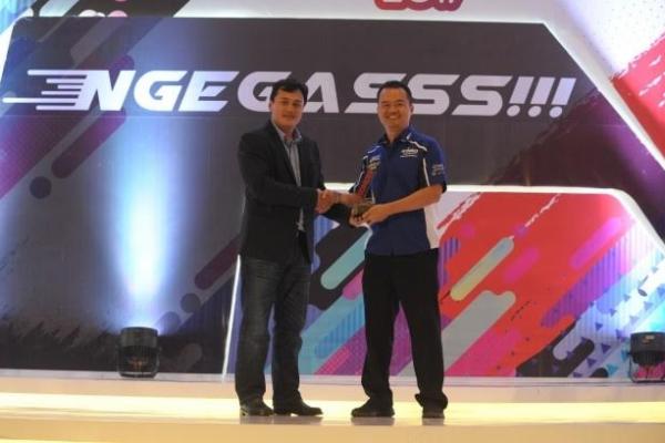 Perwakilan dari PT Yamaha Indonesia Motor Manufacturing menerima trofi dari Managing Editor Otomotif. (foto : Ymh) 