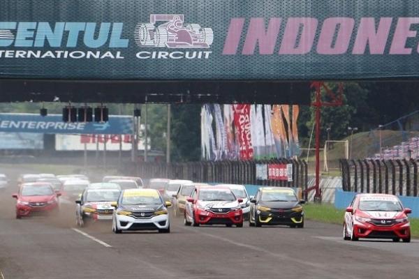 Balap khusus mobil Honda Jazz dan Honda Brio di sirkuit Sentul Internasional, Bogor. (foto : ist)
