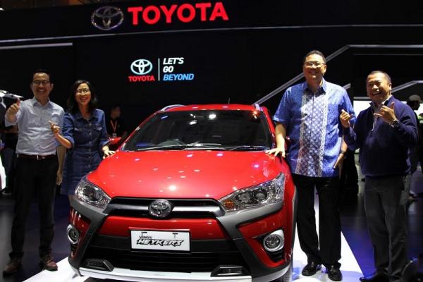 Para pejabat marketing dan public relation PT Toyota Astra Motor di Indonesia International Motor Show 2017. (foto : budsan) 
