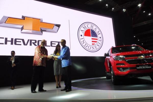Chevrolet menyerahkan Trailblazer terbaru kepada American Chamber of Commerce (AmCham)