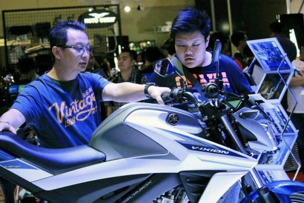 Yamaha All New Vixion menjadi salah satu daya tarik di booth Yamaha selama IIMS 2017. (foto : budsan)
