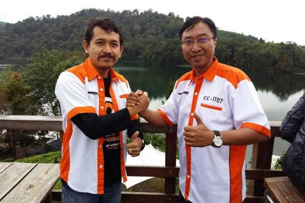 Dua pengurus teras klub Carens pada perayaan ulang tahun ke-9 dan Munas di Ciwidey, Bandung. (foto : ria a)