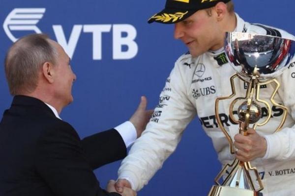 Bottas saat usai menerima trofi kejuaraan dari Vladimir Putin di GP Rusia. (foto : F1)