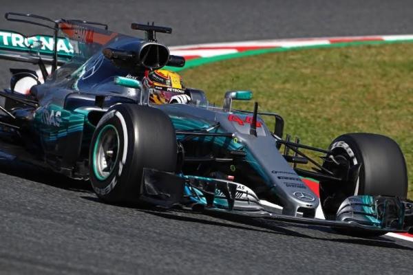 Lewis Hamilton kuasai F1 Catalunya setelah melakukan manuver cantik saat overtake Vettel. (foto : F1)