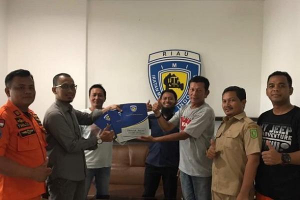 Tim sukses Agung Nugroho mengembalikan formulir pendaftaran Caketum IMI Riau. (foto : Tribunnews)