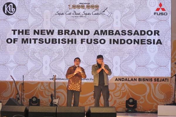 Iwan Fals sebagai brand ambassador Mitsubishi Fuso meriahkan acara di Bandung. (foto : mist)