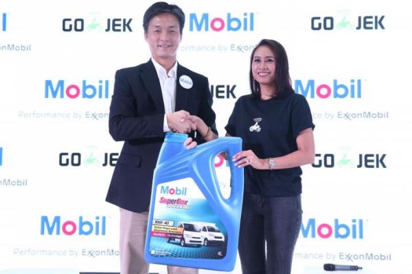 Michael Li, Marketing Director ExxonMobil Lubricants Indonesia bersama Monica Oudang, Chief Human Resources Officer, GO JEK Indonesia
