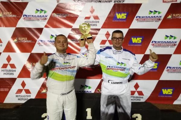 Rizal Sungkar dan Anthony Sarwono, kembali juara satu mengulang prestasi di seri 1 kejurnas print rally tarmac Sentul. (foto : budsan)