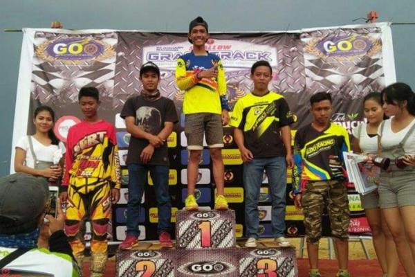 Dewa (podium 1) pemimpin klasemen sementara kejurnas Grasstrack Region Sumatera