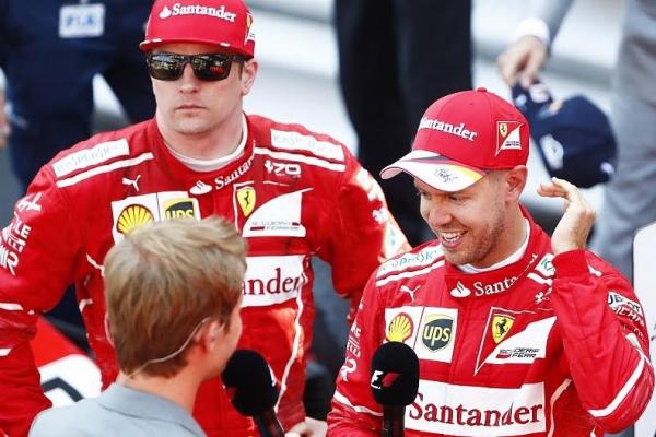Pemandangan kontras 2 pebalap Ferrari ; Vettel ceria, Raikkonen dengan ekspresi muka beku. (foto : Ferrari)