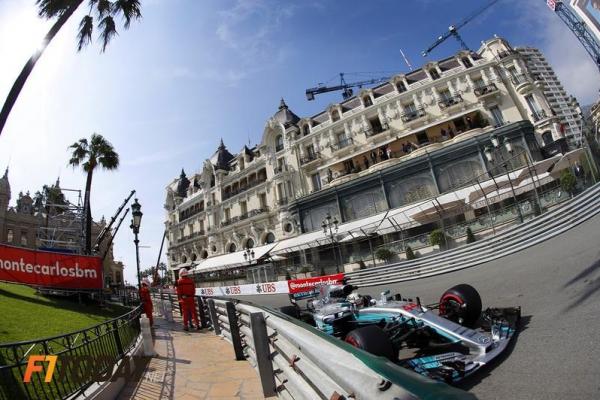 Hamilton mengaku hanya keajaiban membuatnya  bisa melaju ke depan di GP Monaco kali ini. (foto : F1)