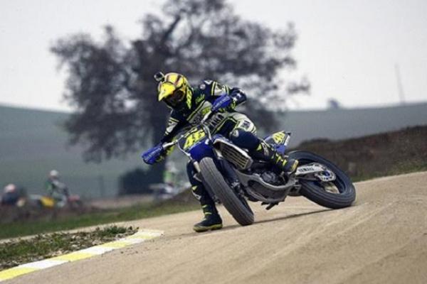 Bermain supermoto dan dirt track menjadi hobi Rossi mengisi waktu luang jika tidak ada jadwal MotoGP. (foto : VR46)