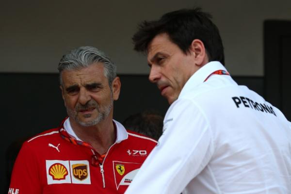 Bos Mercedes Toto Wolff (kanan) tuding ada rekayasa antara Ferrari dan suplier ban Pirelli (ist)