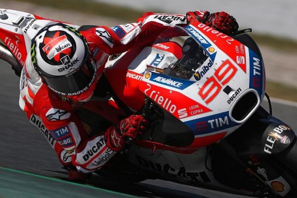 Jorge Lorenzo masih terkendala dengan  performa motor Ducati-nya. (foto : ducati)